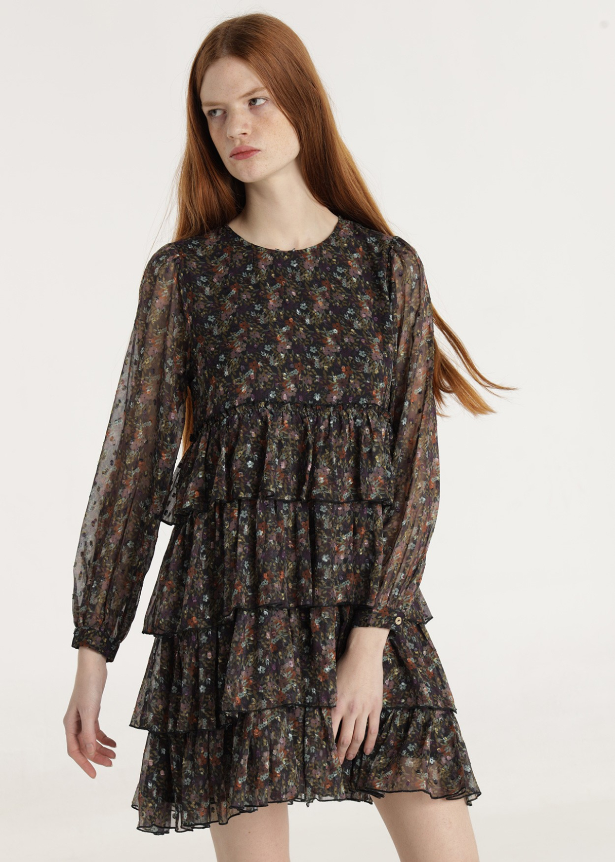 Robe courte à imprimé floral sauvage et manches longues