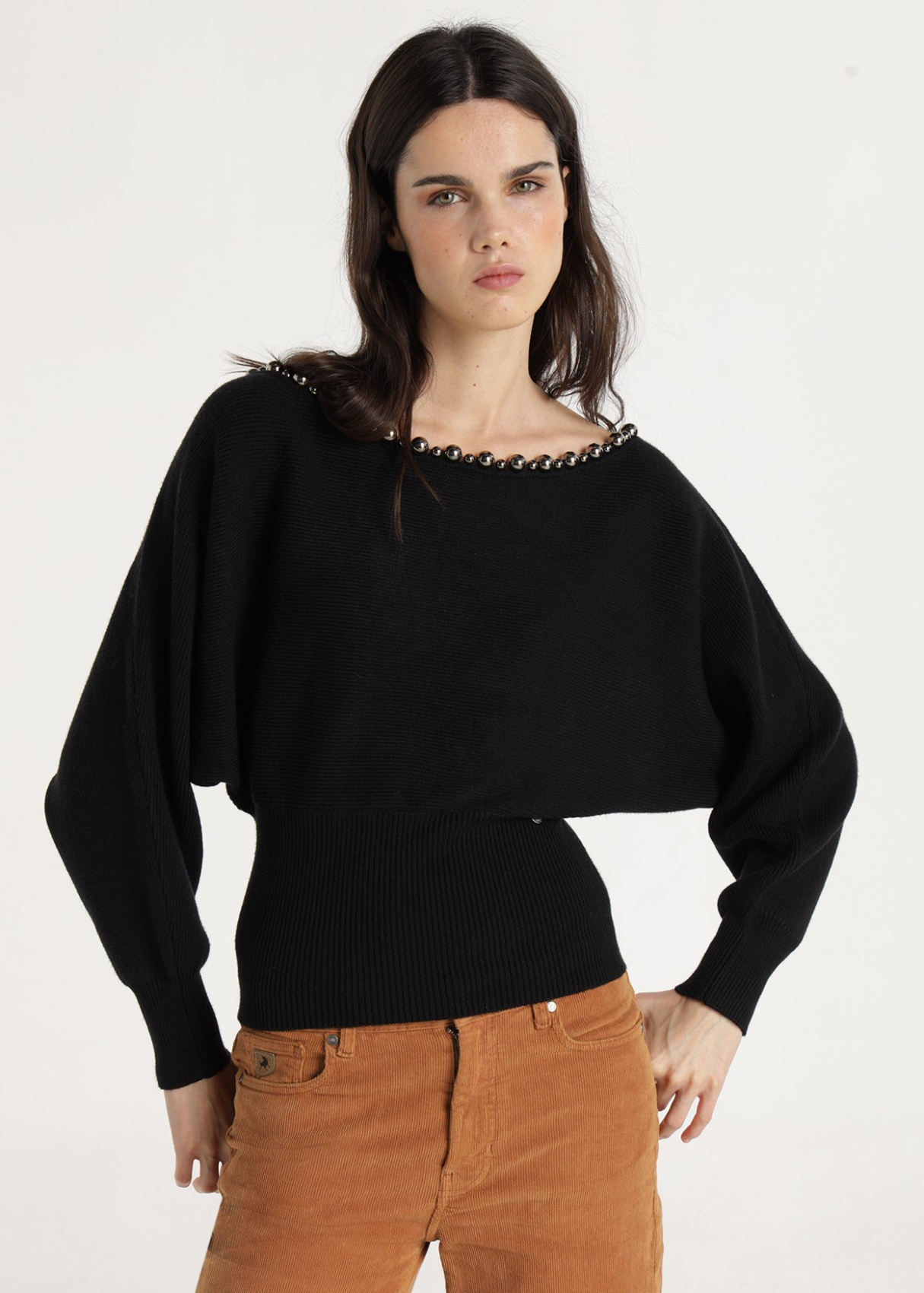 Pull à épaule dénudée avec détails de perles métalliques à l'encolure