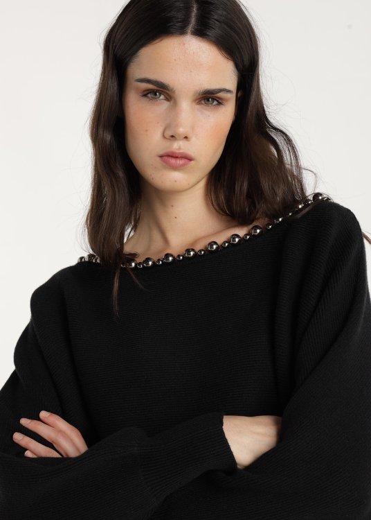 Pull à épaule dénudée avec détails de perles métalliques à l'encolure