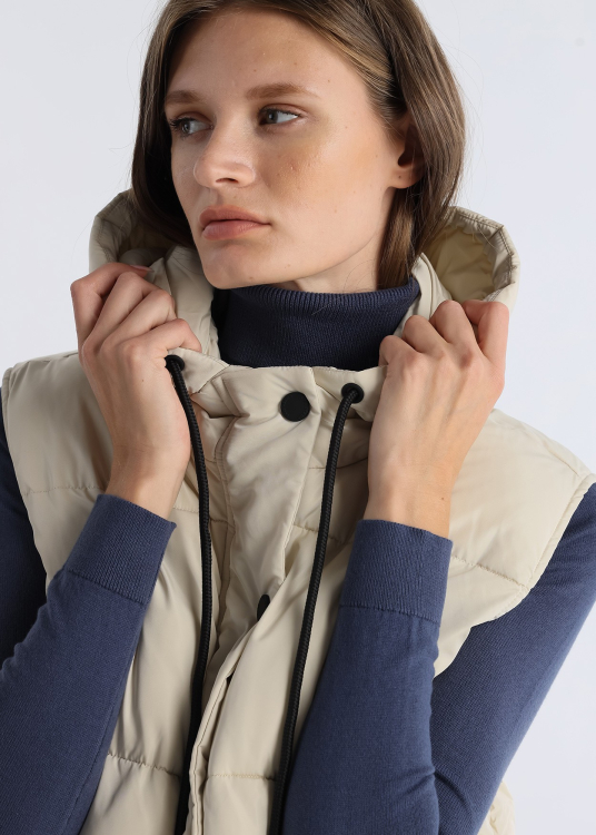 Gilet thermocollé à capuche avec poches au devant