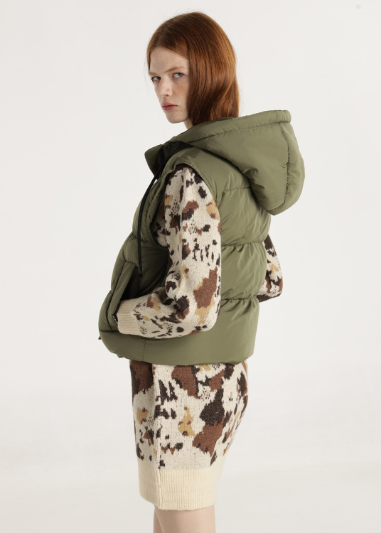 Gilet thermocollé à capuche avec poches au devant