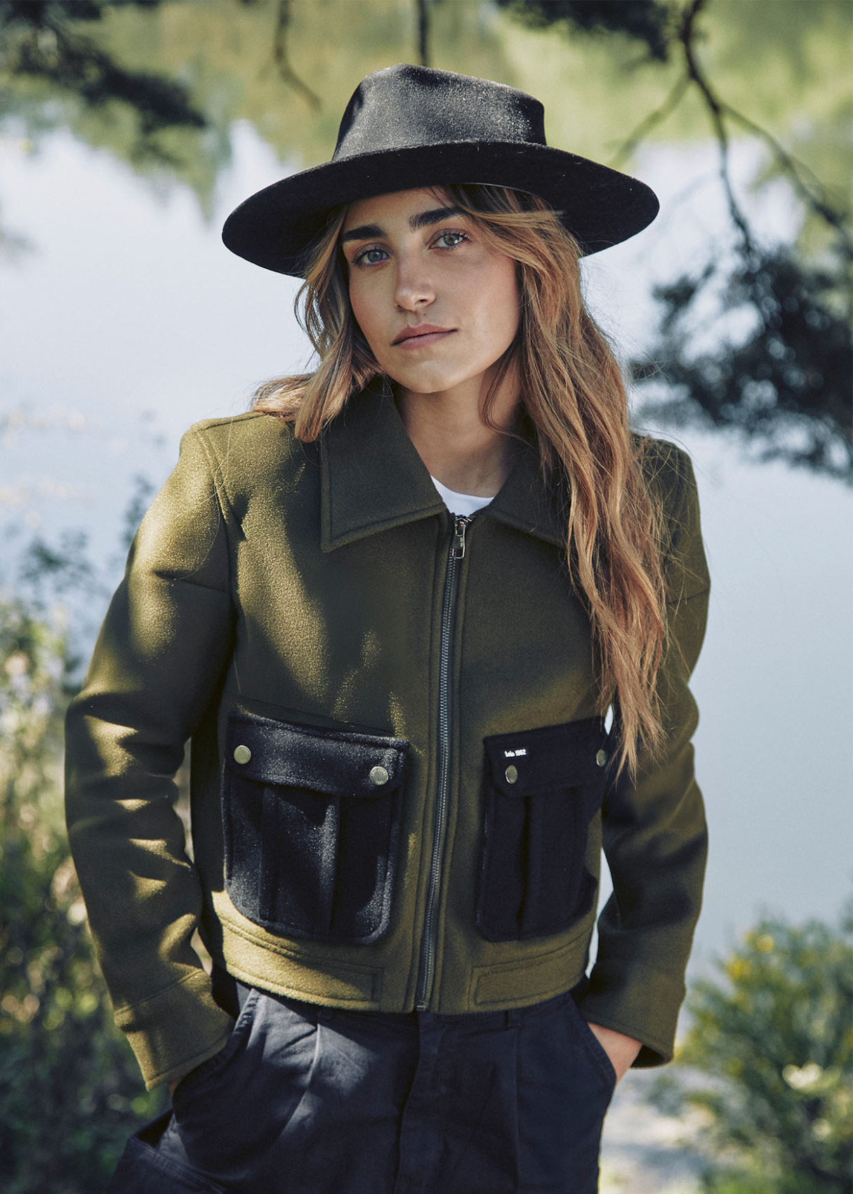 Manteau court en laine avec poches contrastantes