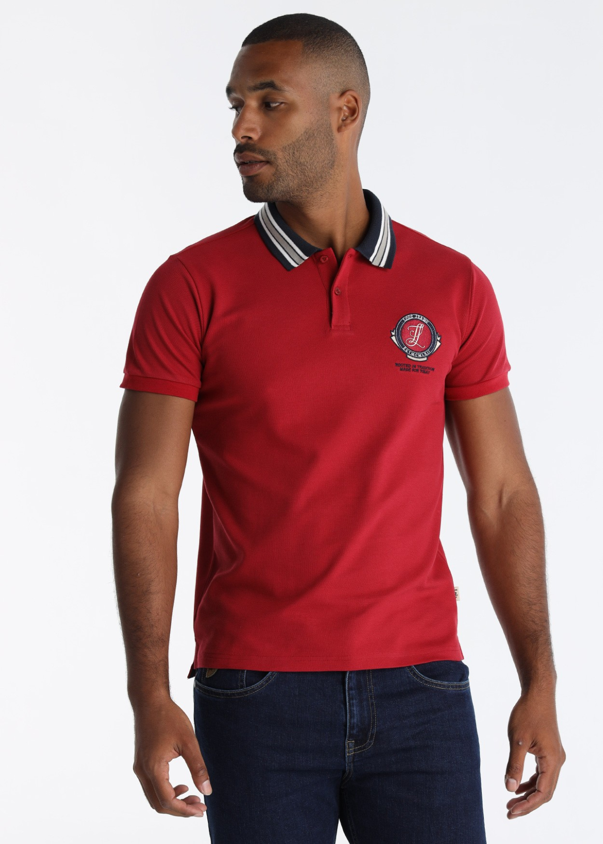Polo piqué blanc avec broderie héraldique sur poitrine
