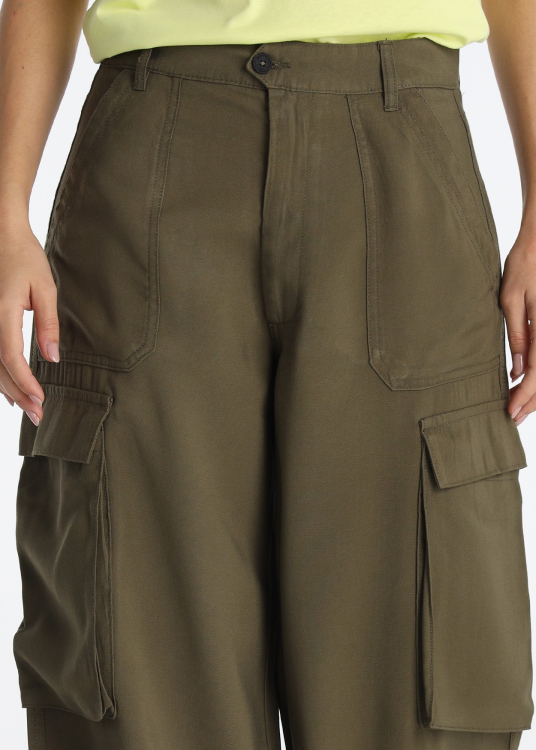 Pantalon cargo Capri vert, jambes larges, longueur genou | Taille en pouces | Vert
