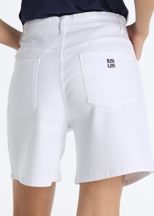 Short en jean blanc avec broderie spéciale sur la poche | Tailles en pouces