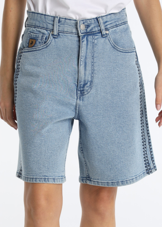 Short en jean décontracté avec broderie décorative sur le côté | Tailles en pouces