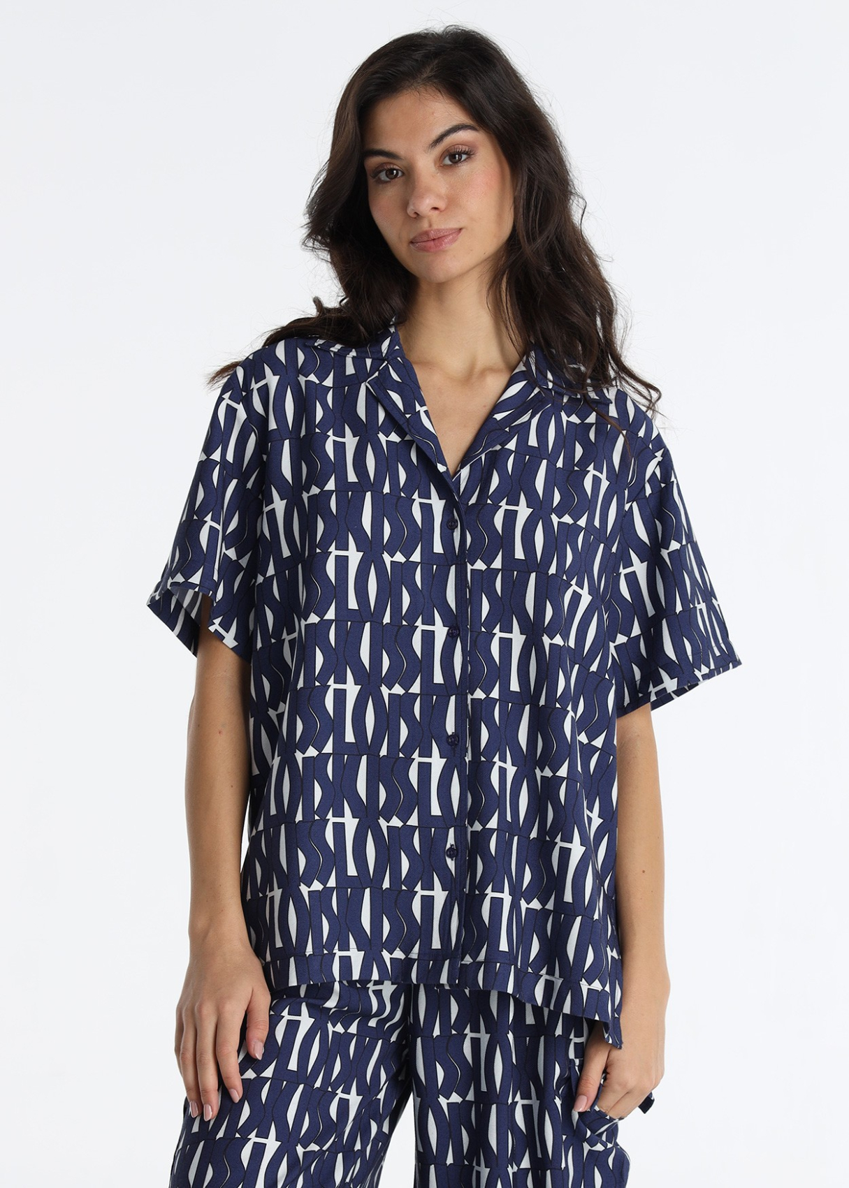 Chemise de pyjama à manches courtes avec imprimé « KISS LOIS »