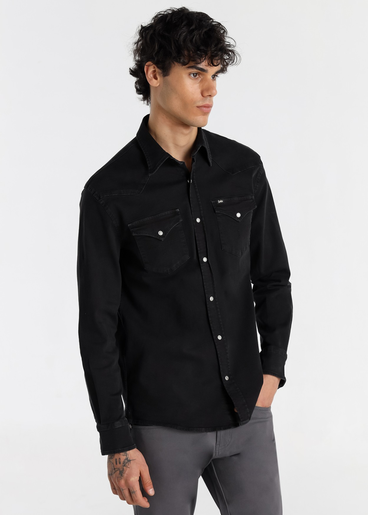 Chemise en denim stretch pour homme Lois Jeans, délavage Phantom · design fonctionnel